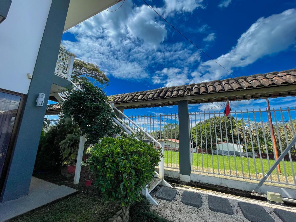 Zeus Guesthouse -Free Sjo Airport Shuttle La Garita エクステリア 写真